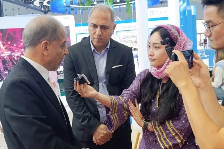 پوشش جالب مجری چینی در پاوین ایران